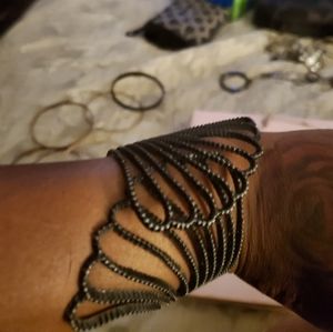 Beautiful bracelet. Can be worn up or down!